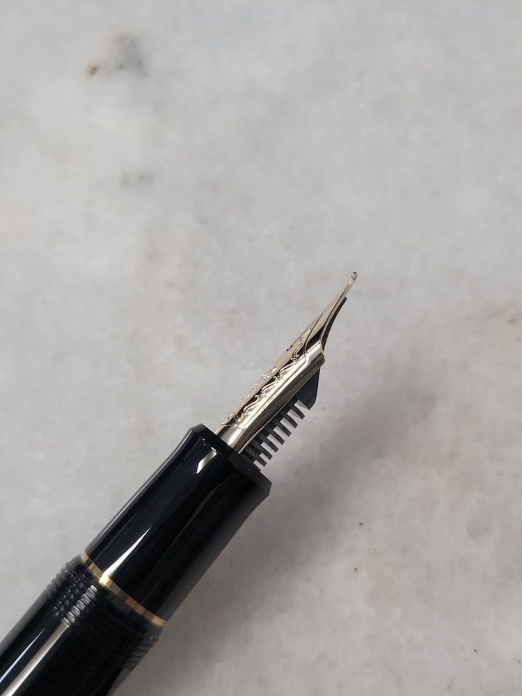 Misfit Item 0027 Pilot Custom 743 Fountain Pen in Black/Gold - 14K Waverly