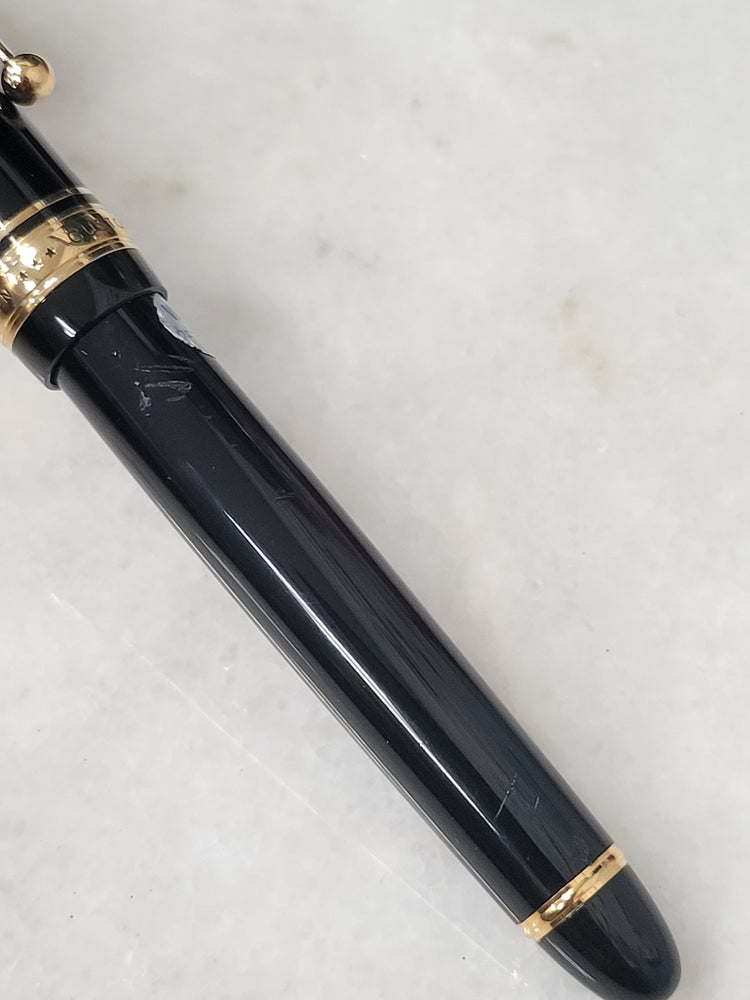 Misfit Item 0027 Pilot Custom 743 Fountain Pen in Black/Gold - 14K Waverly
