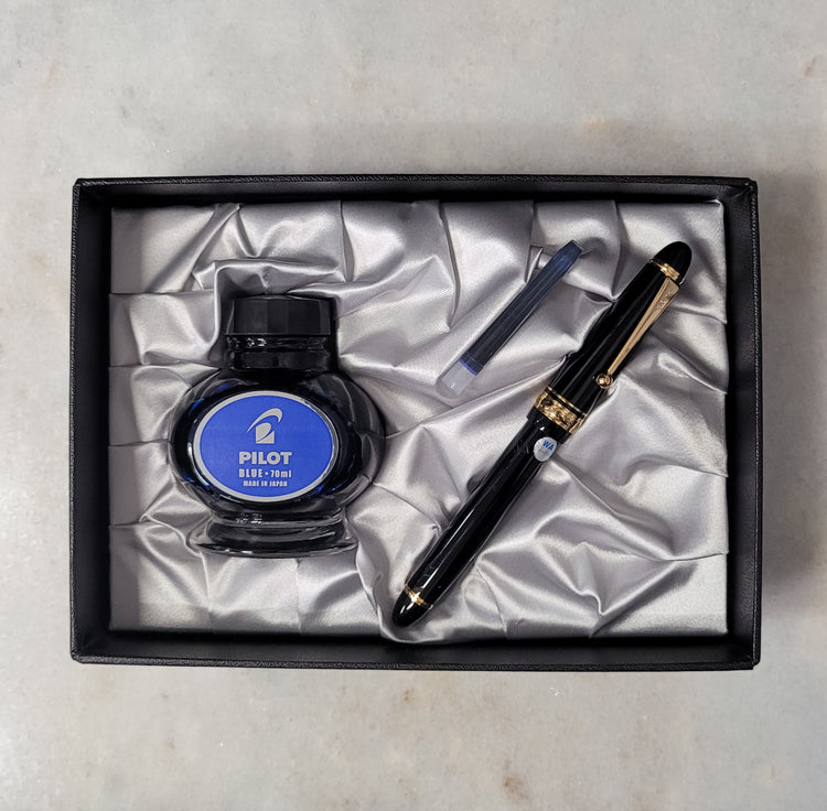 Misfit Item 0027 Pilot Custom 743 Fountain Pen in Black/Gold - 14K Waverly