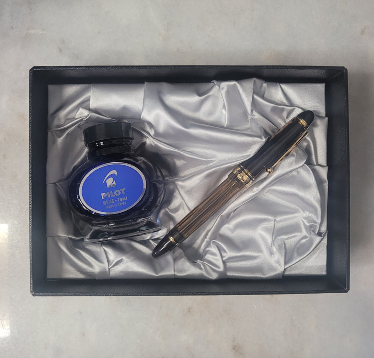 Misfit Item 0070 Pilot Custom 823 Fountain Pen in Amber with Gold Trim - 14K Gold Signature Nib
