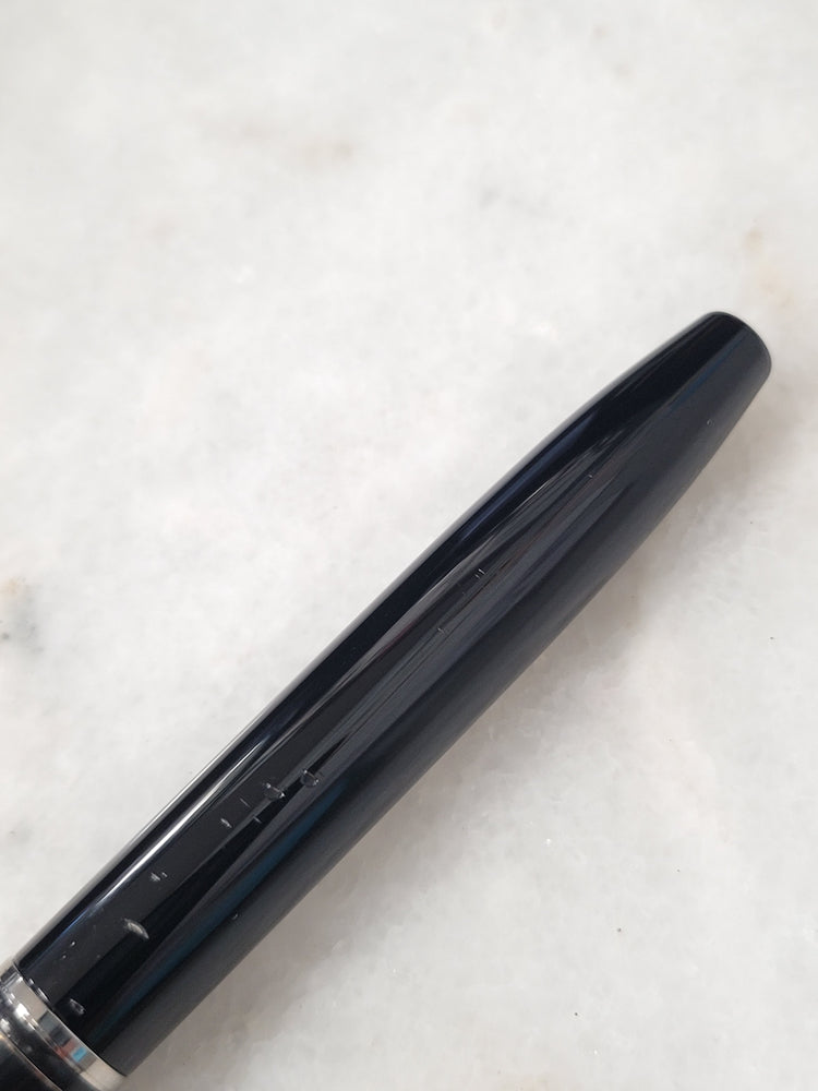 Misfit Item 0077 Sheaffer Legacy Heritage Fountain Pen - Black Laquer - Medium Point