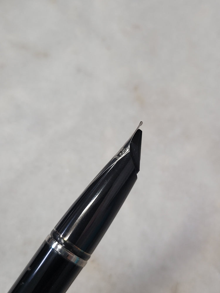 Misfit Item 0077 Sheaffer Legacy Heritage Fountain Pen - Black Laquer - Medium Point