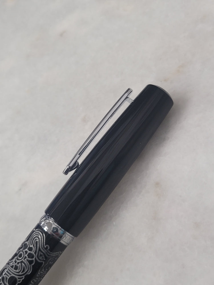Misfit Item 0096 Nahvalur Original Fountain Pen - Peter Draws Artist Edition Silver - Medium Point
