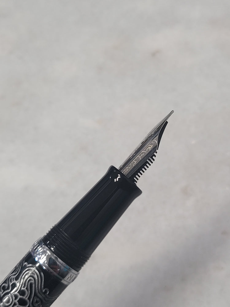 Misfit Item 0096 Nahvalur Original Fountain Pen - Peter Draws Artist Edition Silver - Medium Point