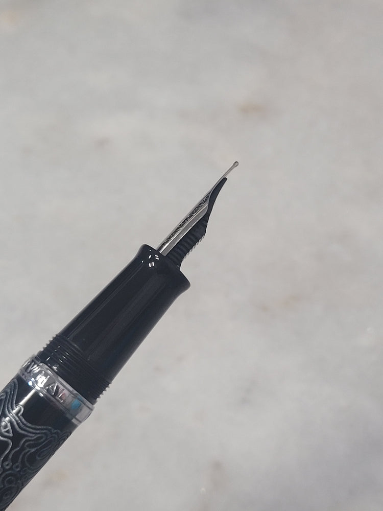 Misfit Item 0100 Nahvalur Original Fountain Pen - Peter Draws Artist Edition Silver - Medium Point