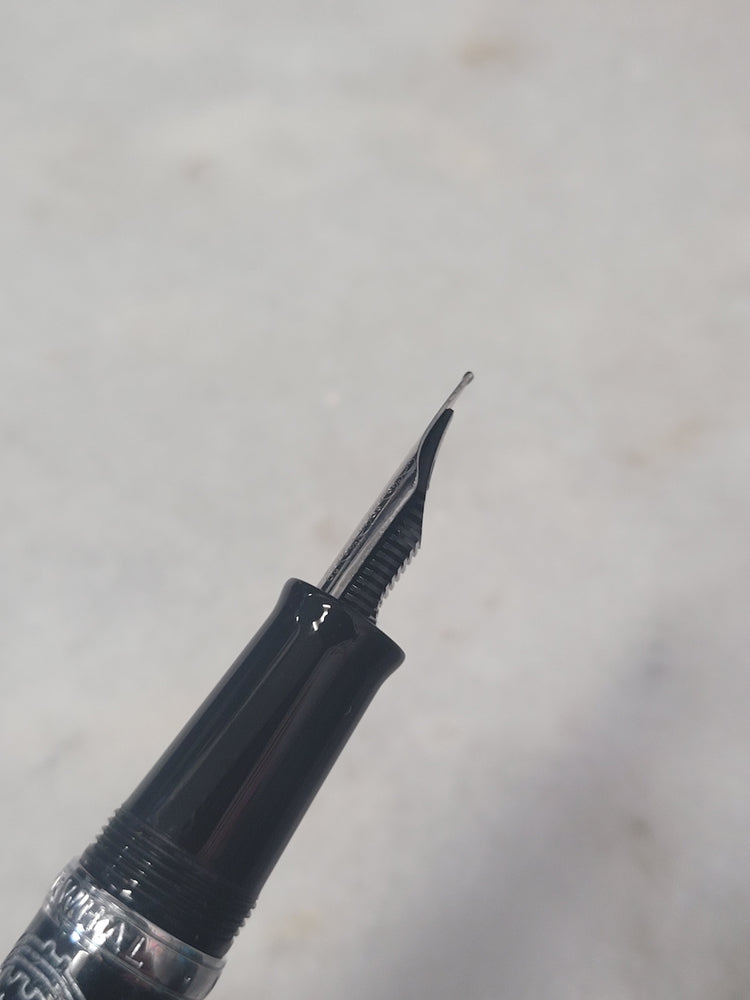 Misfit Item 0101 Nahvalur Original Fountain Pen - Peter Draws Artist Edition Silver - Medium Point