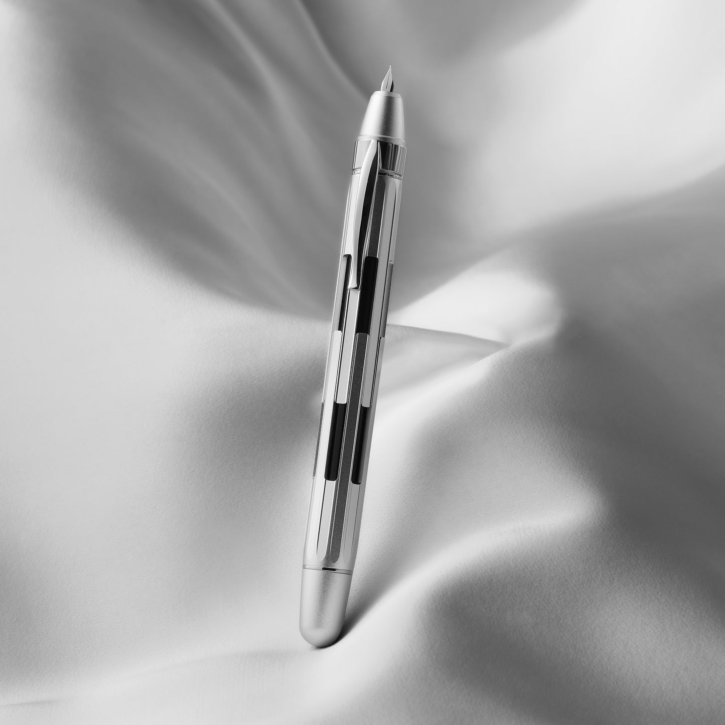 Nahvalur Eclipse Retractable Fountain Pen in Pure Silver Fountain Pen
