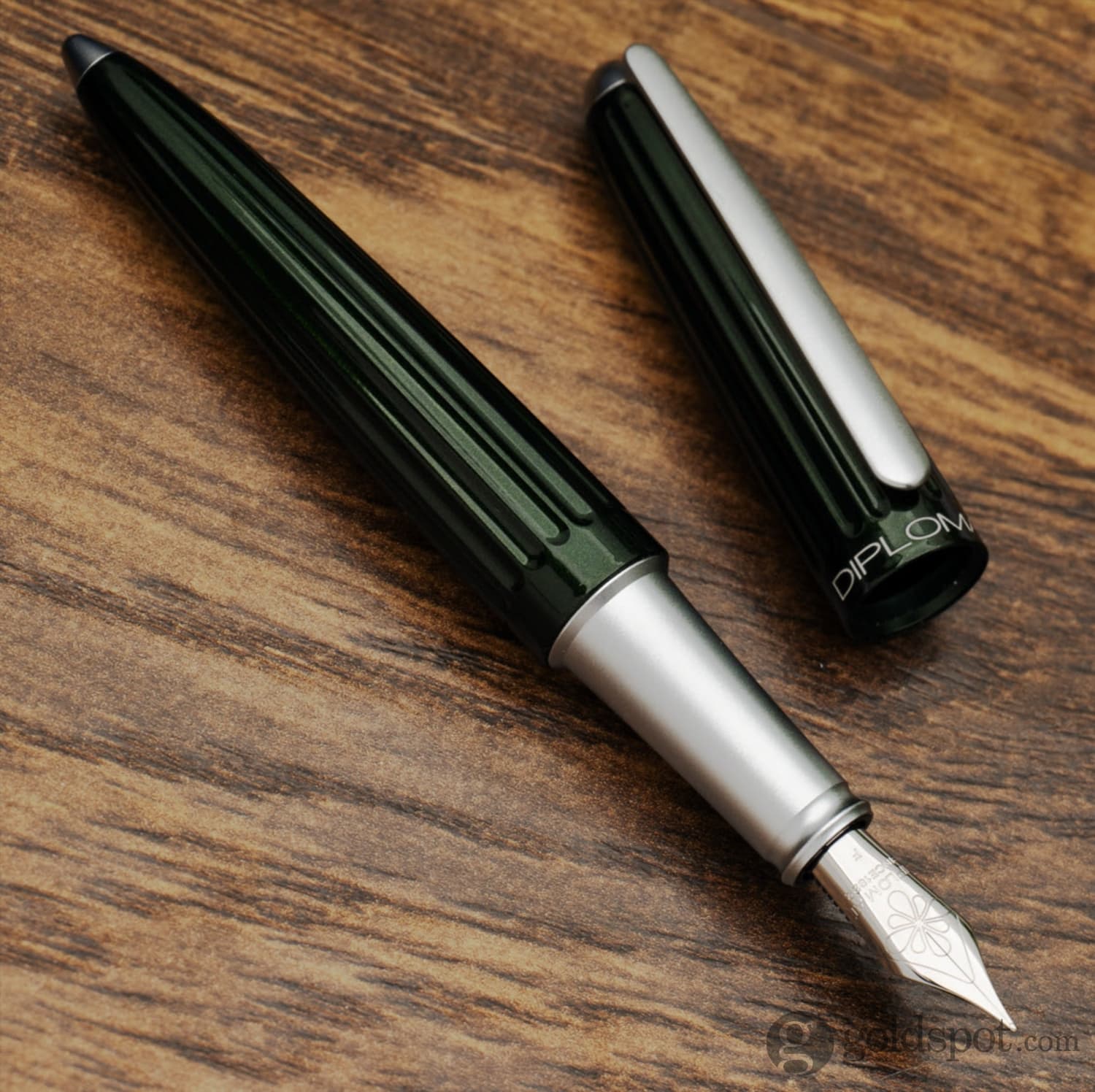 Diplomat Aero Fountain Pen in Evergreen - Goldspot Pens