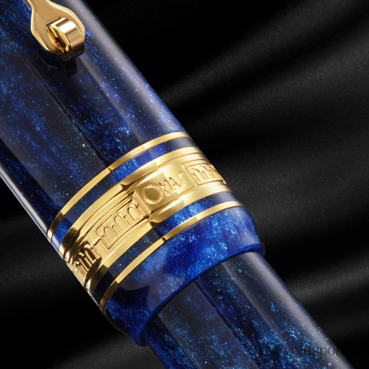 Omas Bologna Fountain Pen in Azzurro Diamante (Diamond Blue) with