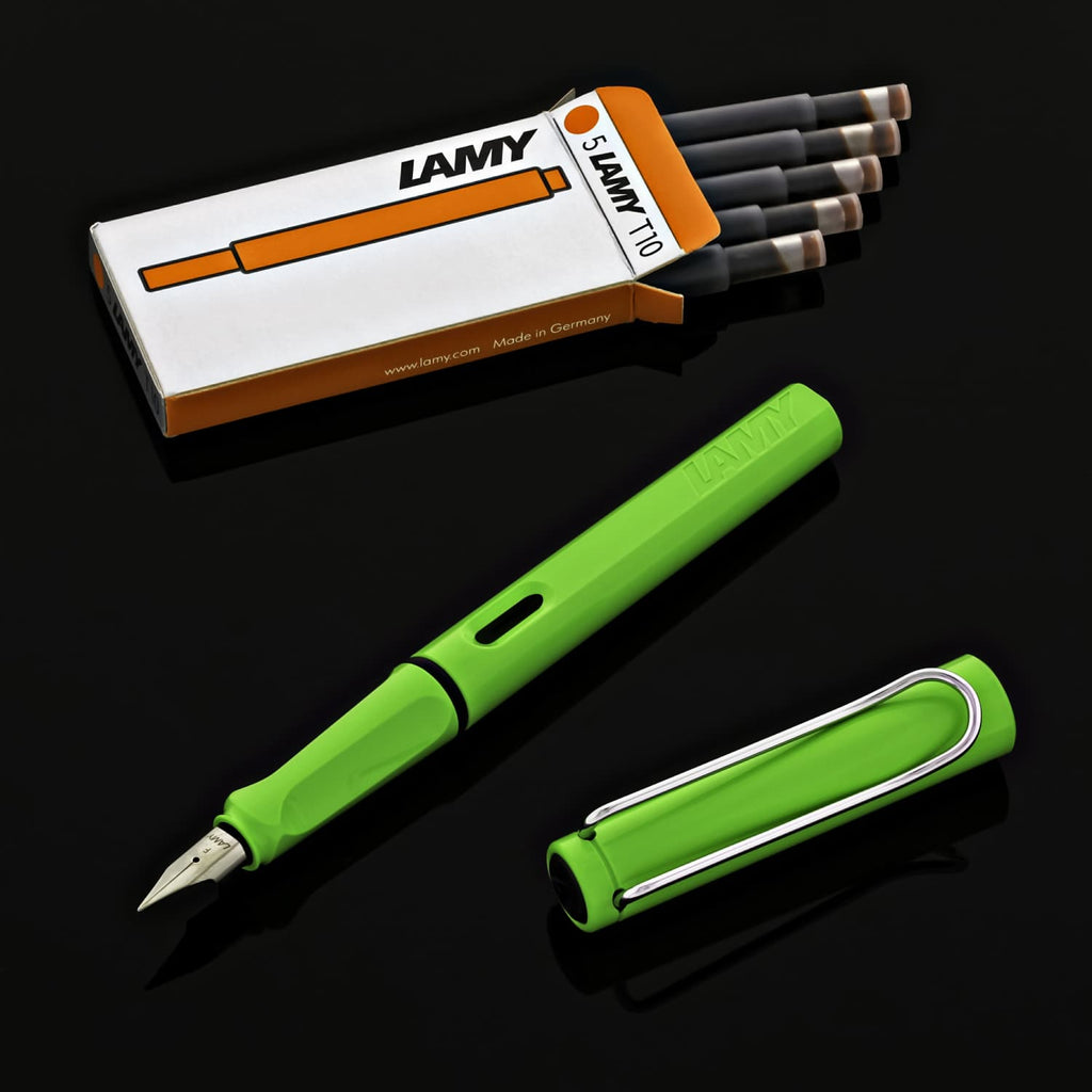 https://goldspot.com/cdn/shop/products/lamy-safari-fountain-pen-in-apple-green-and-bronze-ink-cartridge-set_251_1024x1024.jpg?v=1620179530