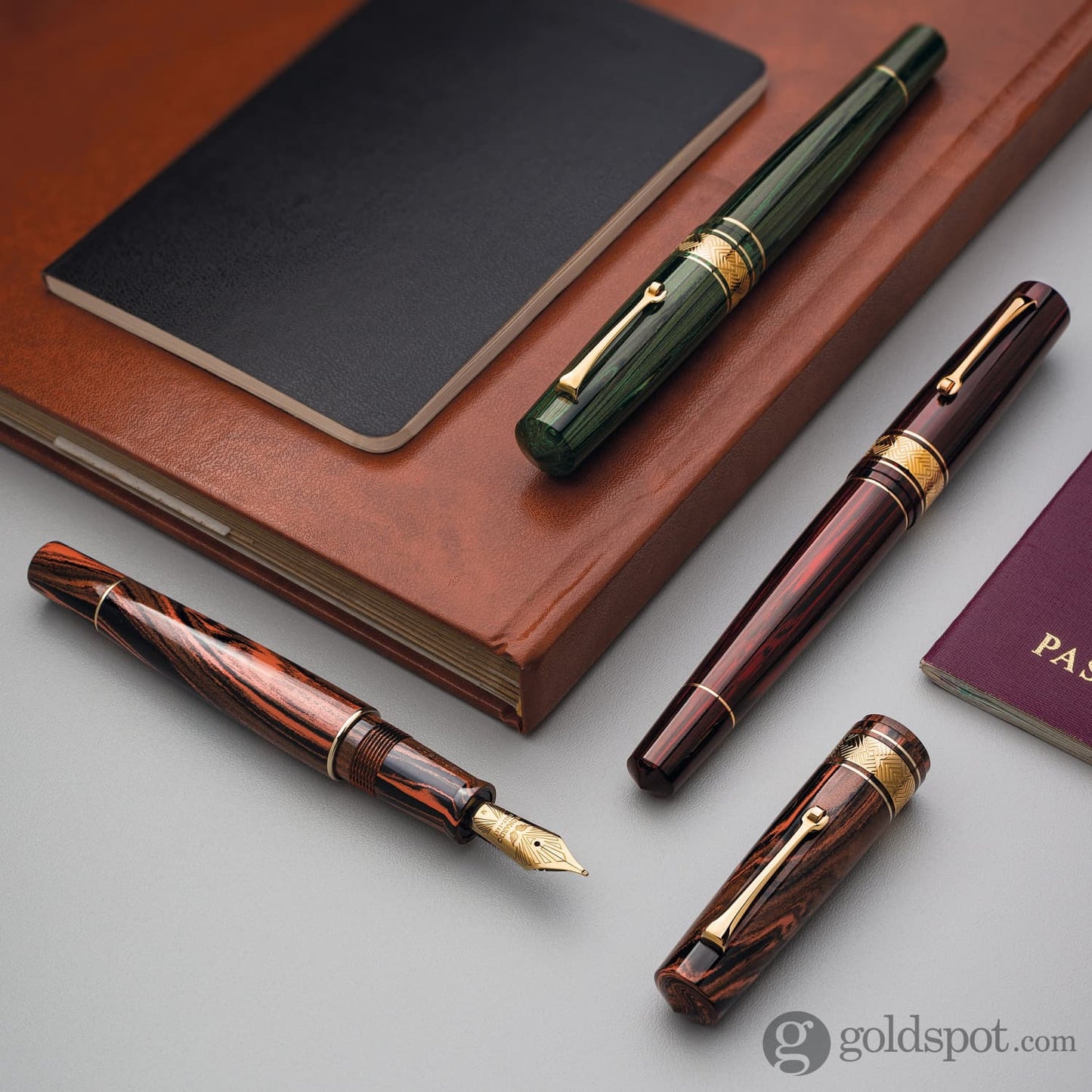 Leonardo Momento Zero Grande Masterpiece Ebonite in Rose Fountain Pen