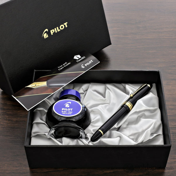Pilot Custom 823 Fountain Pen in Smoke with Gold Trim - 14K Gold Fountain Pen