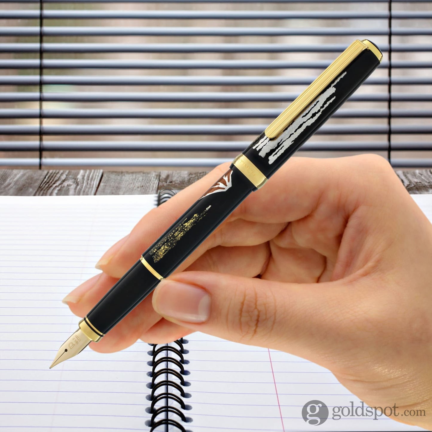 Platinum Classic Maki-e Fountain Pen with Mt. Fuji Design - 18K Gold Fountain Pen